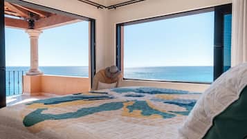 2 soverom, skrivebord, strykejern/-brett og reiseseng for barn