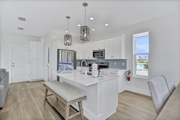 Refrigerador, microondas, horno y parrilla de estufa 