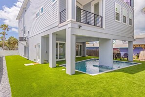 Exterior - Brand new duplex w/ shared pool & private rooftop deck, w/d, & steps to the gulf (Bradenton Beach)