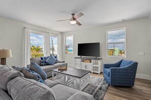 TV - Brand new duplex w/ shared pool & private rooftop deck, w/d, & steps to the gulf (Bradenton Beach)