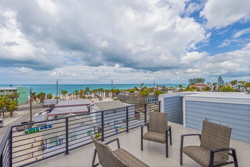 Brand new duplex w/ shared pool & private rooftop deck, w/d, & steps to the gulf