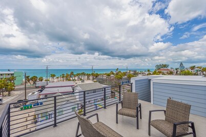 Brand new duplex w/ shared pool & private rooftop deck, w/d, & steps to the gulf