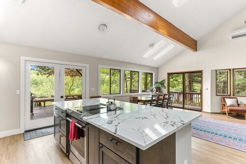 Riverfront 5 Bedroom Hot Tub & Fireplace Dogs OK