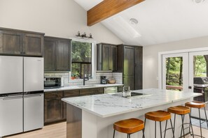 Een koelkast, een microgolfoven, een oven, een kookplaat