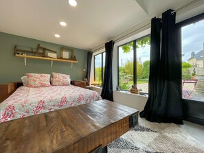 3 bedrooms, desk, iron/ironing board, Internet