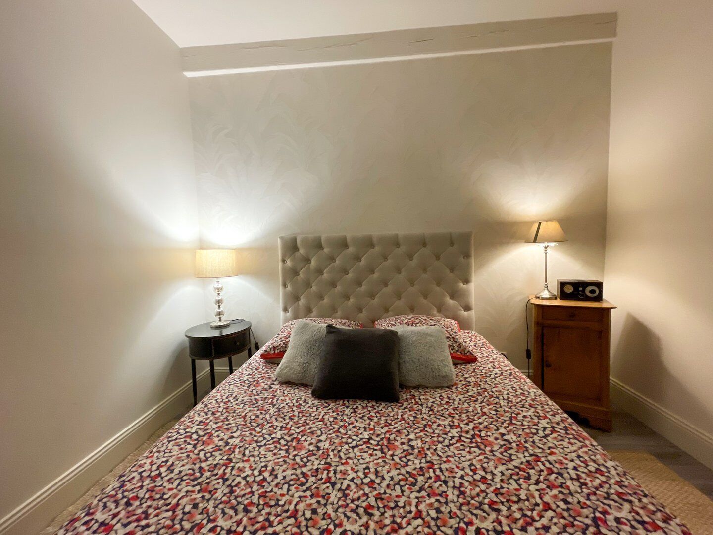 3 soverom, skrivebord, strykejern/-brett og internettilgang