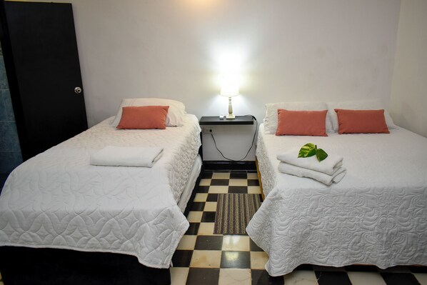 1 habitación, tabla de planchar con plancha, wifi y ropa de cama 