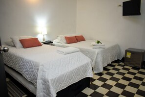 1 dormitorio, tabla de planchar con plancha, wifi y ropa de cama