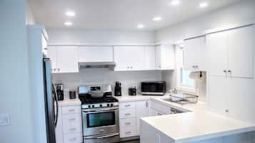 Frigorífico, microondas, horno y placa de cocina