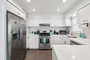 Kjøleskap, mikrobølgeovn, ovn og kokeplater