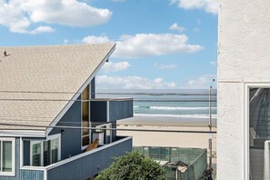 Nær stranden, solsenger og strandhåndklær