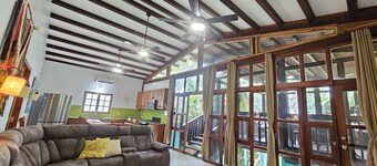 Pedasi Craftsman Home, Large Screened Deck, Walk to Town