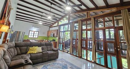 Pedasi Craftsman Home, Large Screened Deck, Walk to Town