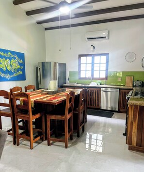 Mikrovågsugn, ugn, spishäll och diskmaskin