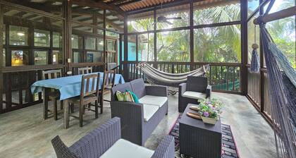 Pedasi Retreat/2BD/2BA with Large Screened Deck, AC & Local Charm