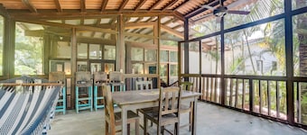 Pedasi Retreat/2BD/2BA with Large Screened Deck, AC & Local Charm