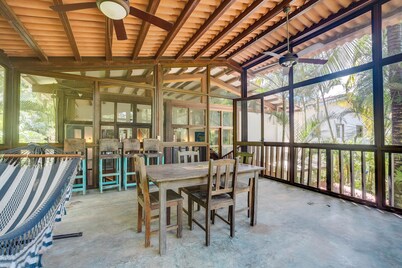 Pedasi Retreat/2BD/2BA with Large Screened Deck, AC & Local Charm