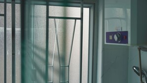 تجهيزات دش، مراحيض شطف، صابون، شامبو