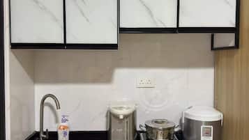Fridge, cookware/dishes/utensils