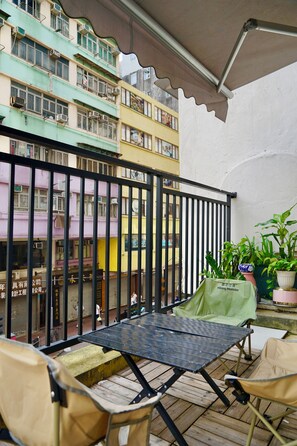 Terrace/patio - Waveflo Hostel (Kowloon)