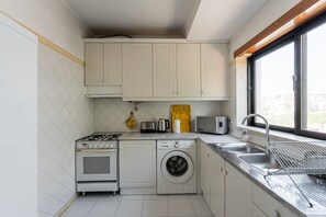 Réfrigérateur, micro-ondes, four, cafetière/bouilloire