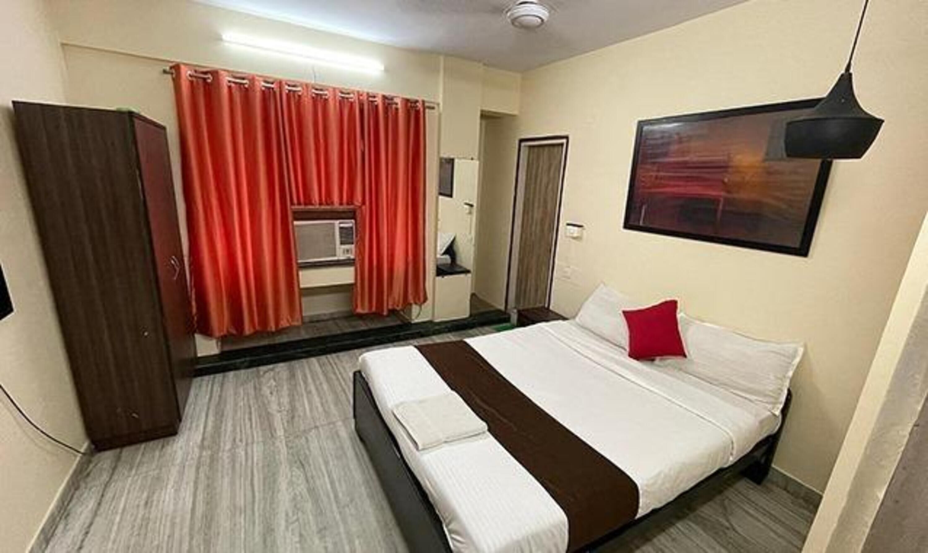 Egyptian cotton sheets, premium bedding, in-room safe, free WiFi