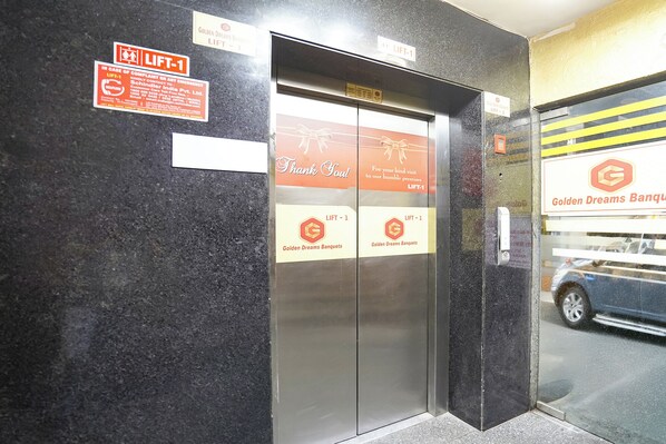 Elevator - Fabhotel Golden Eye Inn (New Delhi)