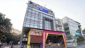 A hotel with a prominent 'Fab Hotels' sign, a banquet hall advertisement, and a gated entrance with a yellow and pink awning. - Fabhotel Golden Eye Inn (New Delhi)