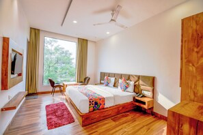 1 bedroom, Egyptian cotton sheets, premium bedding, in-room safe
