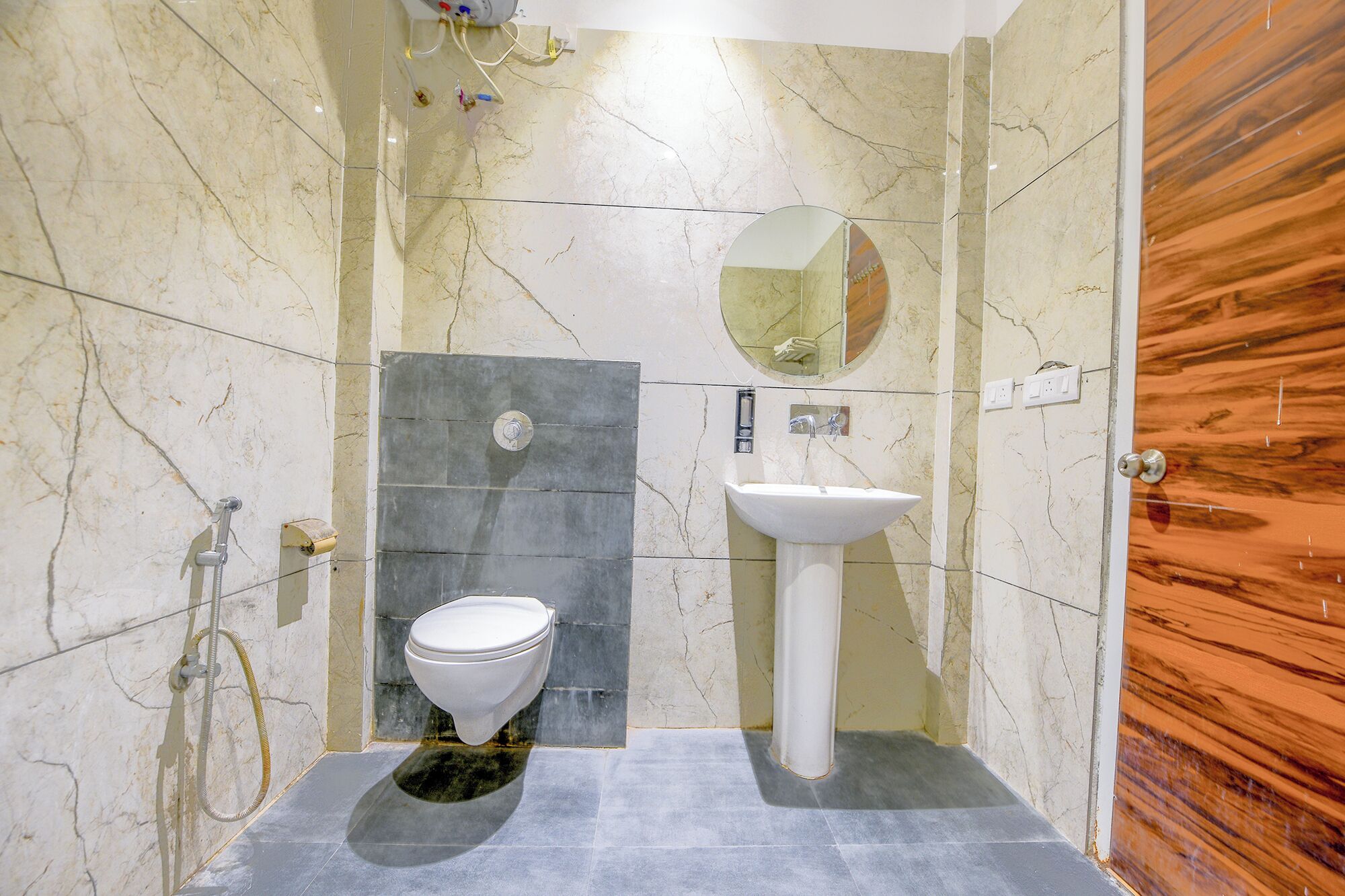 Un baño con inodoro, lavamanos y ducha.