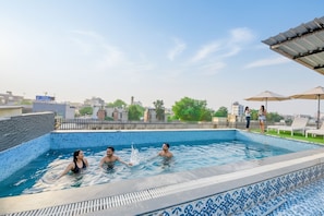 Une piscine sur le toit offrant une vue sur le paysage urbain.