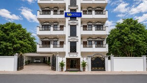 A multi-story hotel with a central entrance, balconies on each floor, and a signboard for 'fabHOTELS'. - FabHotel RB Palace - Nr. Varanasi Junction (Cantt) Railway Station (Varanasi)