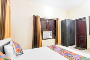 Egyptian cotton sheets, premium bedding, in-room safe, free WiFi - Fabhotel Rb Palace (Varanasi)