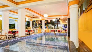 An indoor swimming pool with tiled walls and a marble floor. - Fabhotel Romeo’S (Calangute)