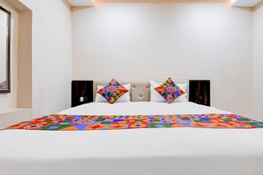 Egyptian cotton sheets, premium bedding, in-room safe, free WiFi - Fabhotel Padmakar Kashi (Varanasi)
