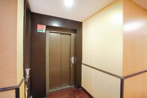 Elevator - Fabhotel Nfc Royale (New Delhi)