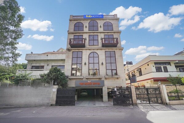 Pintu masuk properti