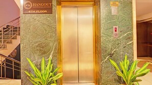 Ascensore con indicazione del sesto piano e Hangout Rooftop Lounge & Restaurant.