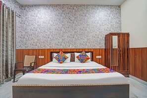 Egyptian cotton sheets, premium bedding, in-room safe, free WiFi - Fabhotel Comfort Inn (Greater Noida)