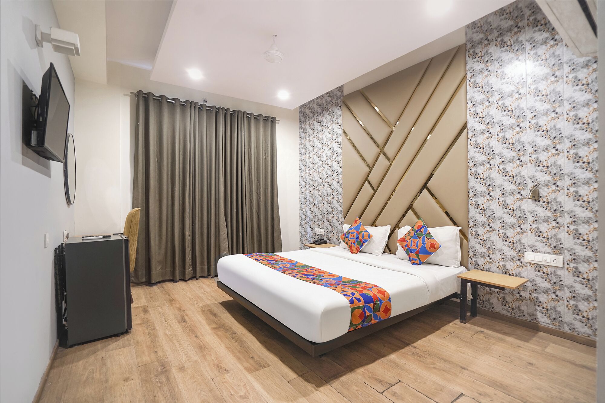 Egyptian cotton sheets, premium bedding, in-room safe, free WiFi