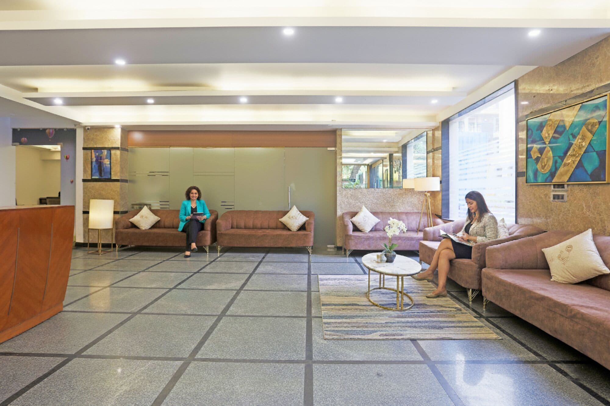 Área de estar no saguão