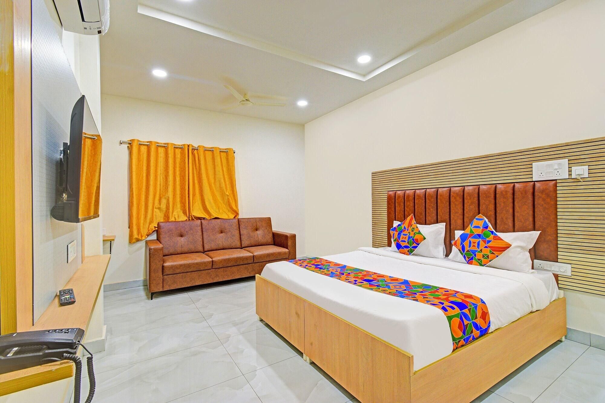 Egyptian cotton sheets, premium bedding, in-room safe, WiFi (free)
