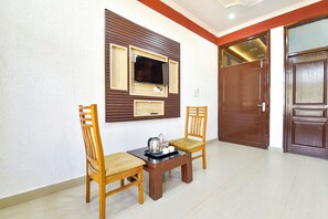 Egyptian cotton sheets, premium bedding, in-room safe, free WiFi - Fabhotel Aayat Home Stay (Dehradun)