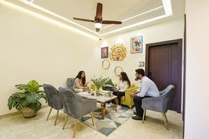 Lobby sitting area - Fabhotel K9 Pearl (Ludhiana)