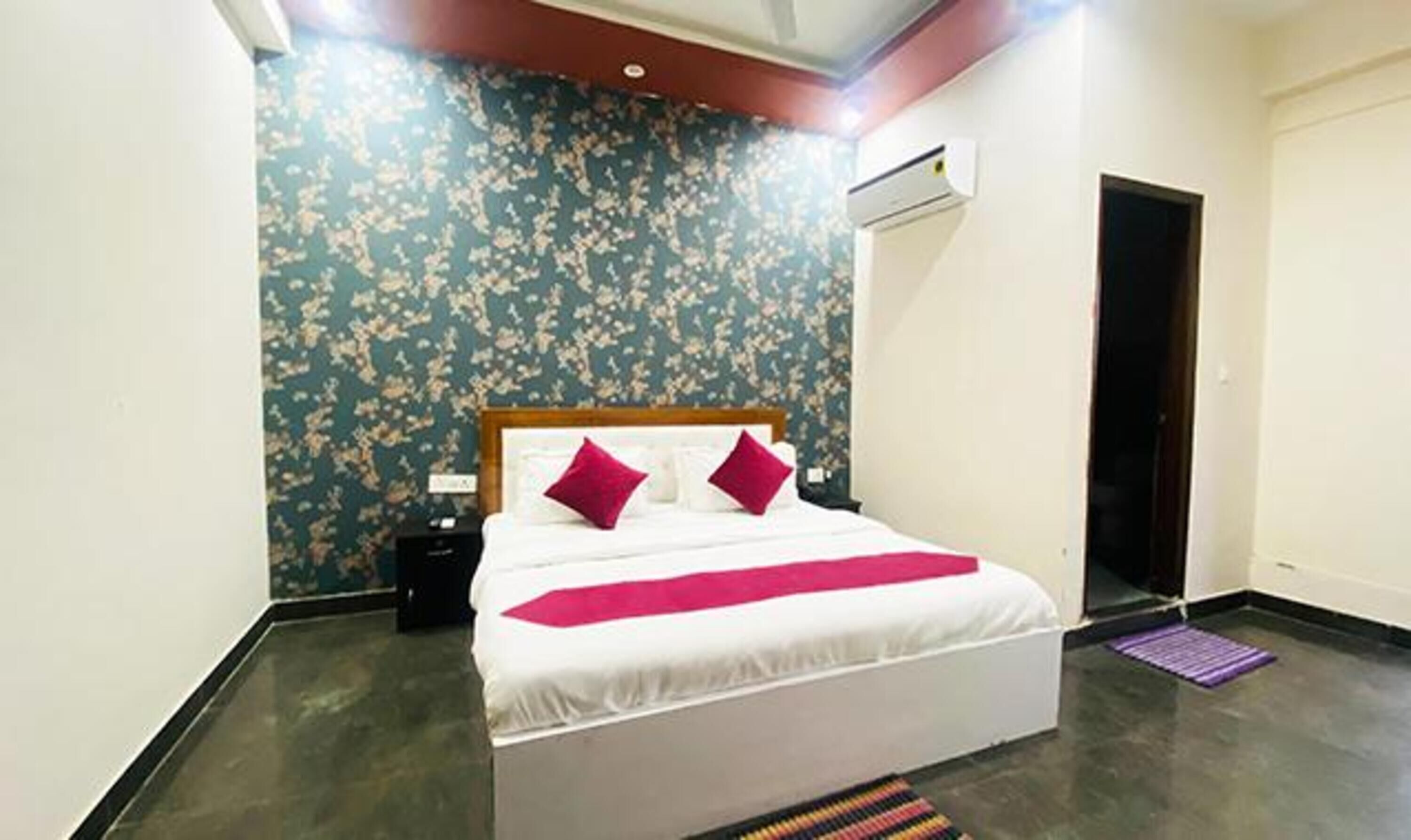 Egyptian cotton sheets, premium bedding, in-room safe, free WiFi