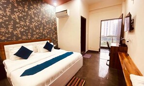 Egyptian cotton sheets, premium bedding, in-room safe, free WiFi - Fabhotel The Verve (Noida)