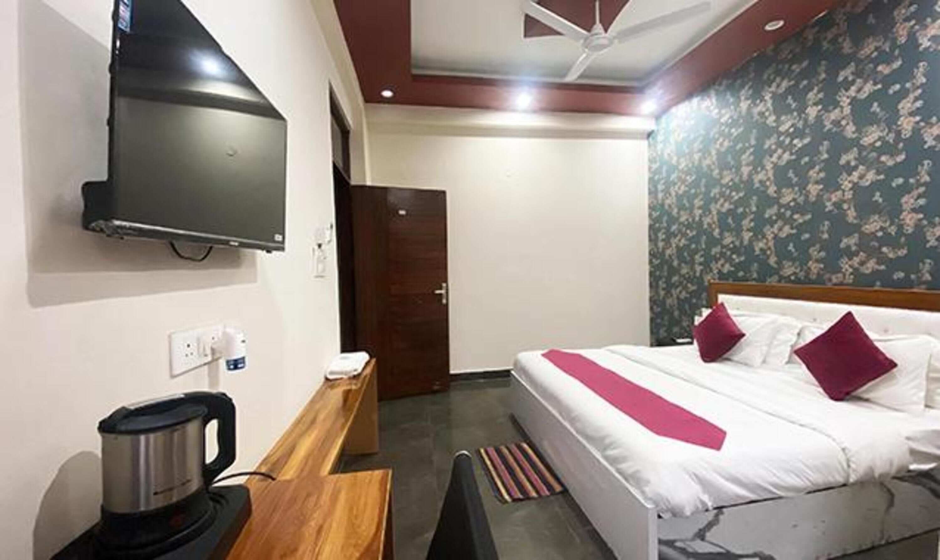 Egyptian cotton sheets, premium bedding, in-room safe, free WiFi