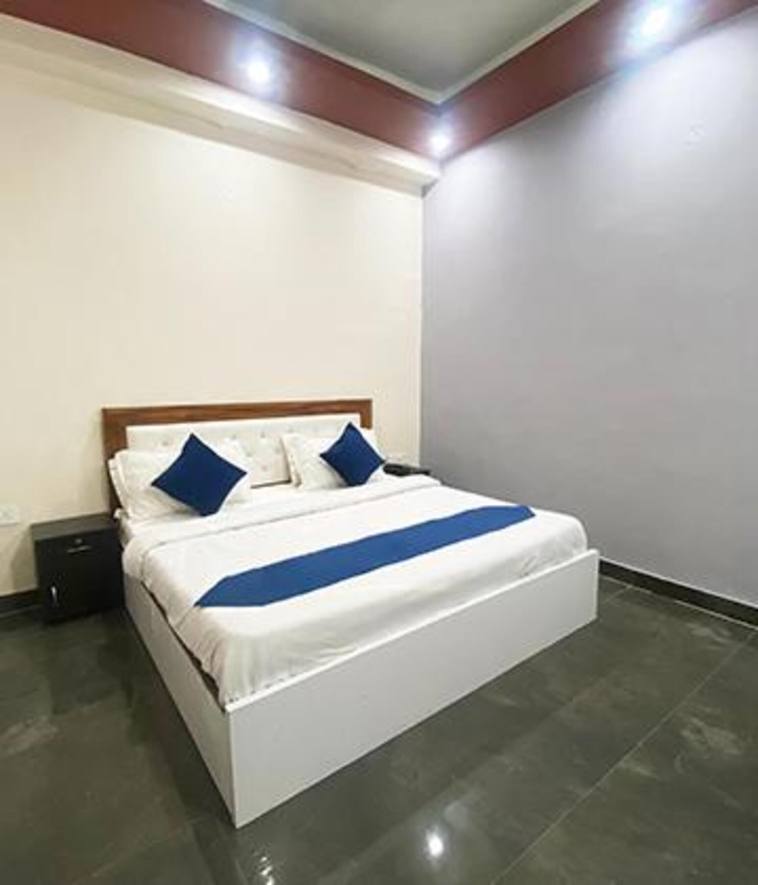 ملاءات من القطن المصري وأغطية فراش متميزة وخزنة داخل الغرفة