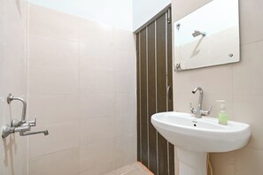 Shower, rainfall showerhead, free toiletries, towels - Fabhotel Sr Grand (Lucknow)