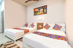 Egyptian cotton sheets, premium bedding, in-room safe, free WiFi - Fabhotel Sr Grand (Lucknow)